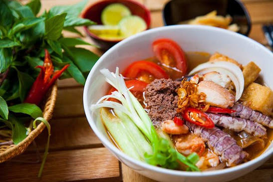 Ảnh minh họa 4: Vi Vu cùng Hoàn gợi ý Bánh Cuốn Chả Mực Bún Cù Kỳ Bà Lan: ăn gì, đi thế nào?