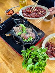 Ảnh minh họa 2: Ăn gì ở Hạ Long? Ghé Bò Nướng Hụi để thử quán bò nướng cho nhóm tại Hòn Gai