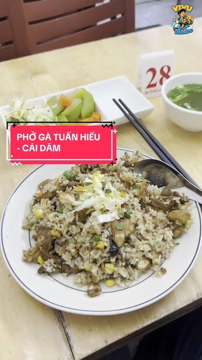 Ăn gì ở Hạ Long? Ghé Phở gà Tuấn Hiếu để thử bữa sáng phở gà dễ ăn ở Bãi Cháy